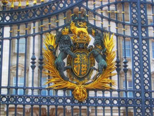 Arms Port Buckingham Palace London