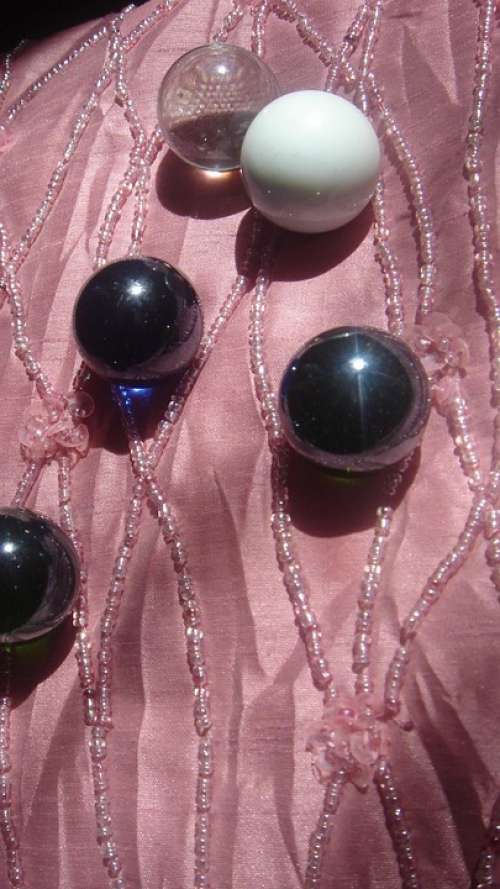 Balls Glass Light Pink Beads Impression