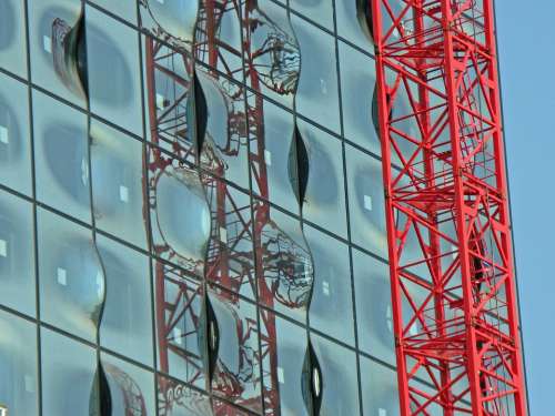 Baukran Crane Glass Mirroring Water Red