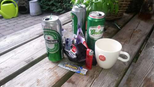 Beer Cans Garden Table Unordnug Cans Coffee Cup