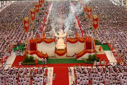 Buddhists Crowd Meditate People Thailand Wat