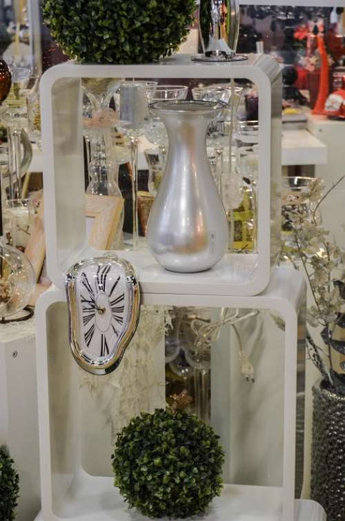 Clock Vase Exhibition Time