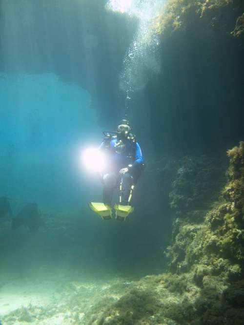 Divers Underwater Malta Mittelmeehr Grotto Light