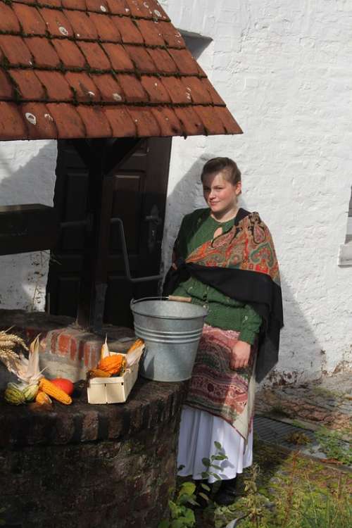 Farmer'S Wife Fountain Vegetables Middle Ages