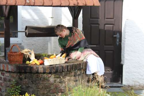 Farmer'S Wife Fountain Vegetables Middle Ages