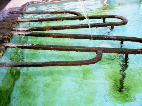 Fountain Water Jet Water Basin Flow Iron Rods Rust