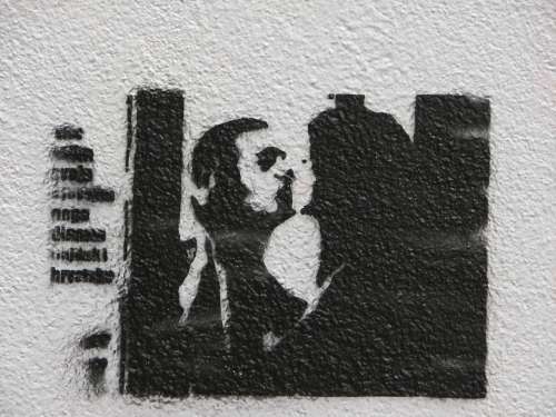 Graffiti Black And White Silhouette Kiss Couple