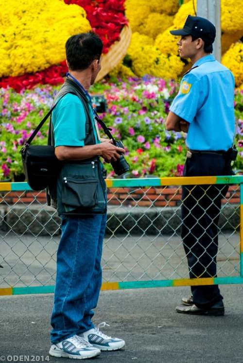 Guard Photographer Flowers Yellow Red Street