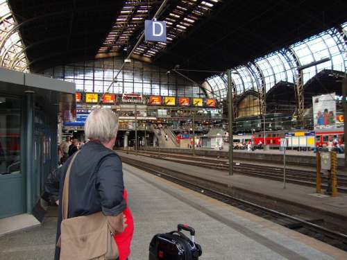 Hamburg Central Station Wait Train Platform