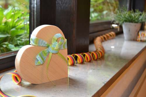 Heart Band Green Wood Streamer