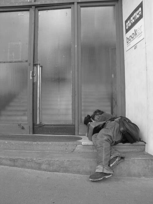 Homeless Fedélnélküli Man Sleep Street Gate