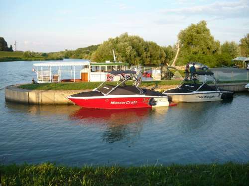 Hungary Szanazug White Circle Black Round Boat Red