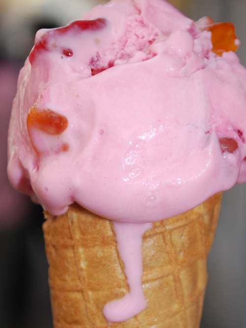 Ice-Cream Ice Strawberry Gummy Cone
