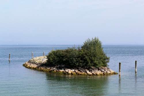 Island Stones Plant Idyllic Lake Lake Constance
