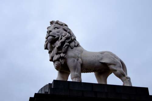 London Leon Statue Monument Brave