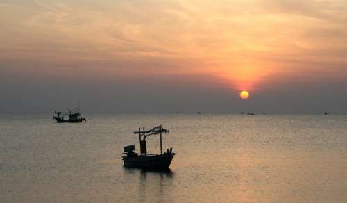 Peaceful Morning Boat Sunrise Water Peace Scenic