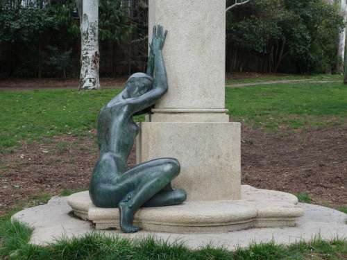 Sculpture Women Bronze Knees Arms Park Green