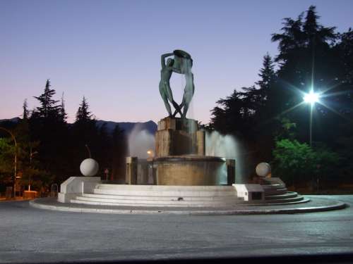 Statue Monument City Fontana L'Aquila Abruzzo