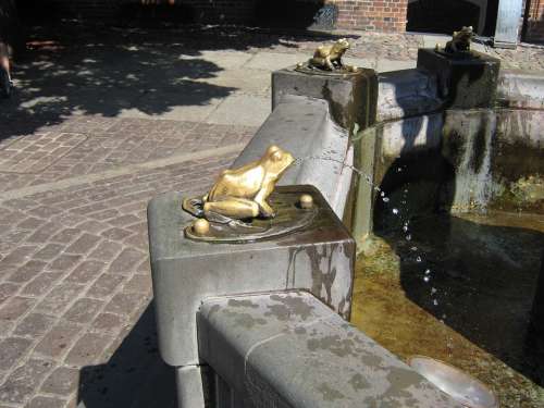 The Frog Fountain Water Monument