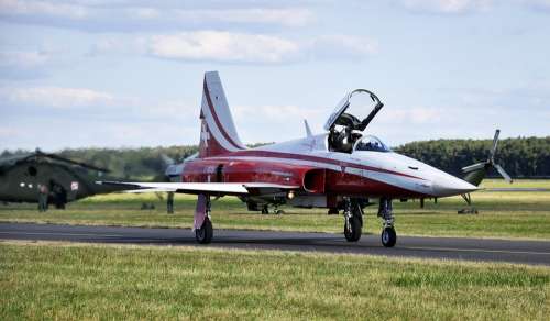 The Plane F-5 F5 Shows Airshow Landing Motors