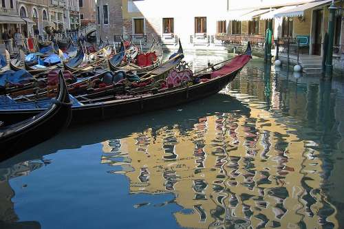 Venice Gondolas Gondolier Italy Boats Channels