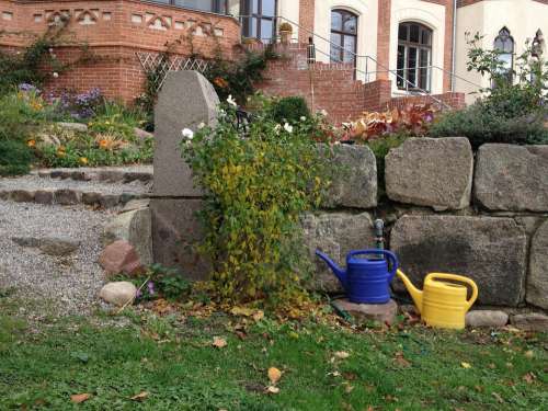 Watering Can Garden Stone Wall Schlossgarten