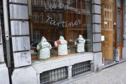 Window Belgium Les Dames Decoration Group Doll