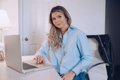 Business Woman With Laptop Photo