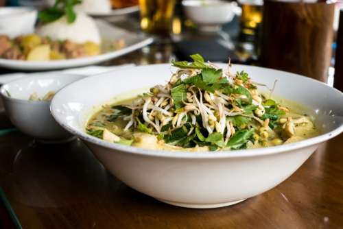 Green curry with beans sprouts