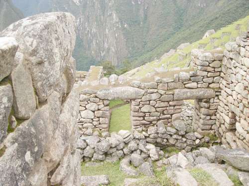 Janelas nas casas da Cidade in Machu Picchu, Peru free photo