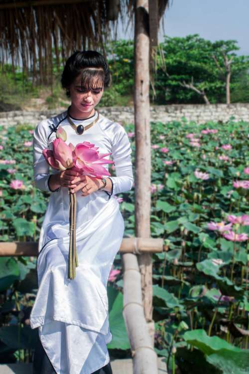 Bride in white and roses in Vietnam free photo
