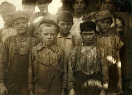 Child labor at Avondale Mills in Birmingham, Alabama, 1910 free photo