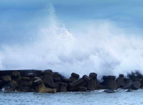 Waves crashing onto shore in Wanli Harbour in Taiwan free photo