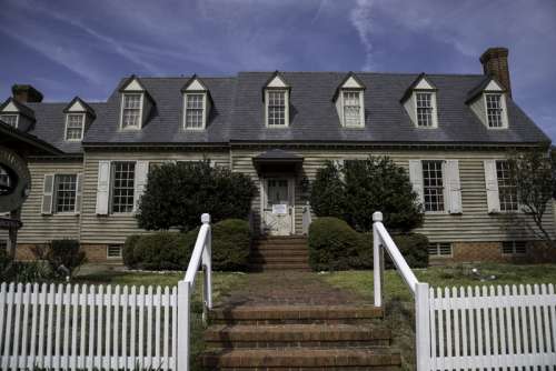 Historical House in Virginia under the sky in Yorktown free photo