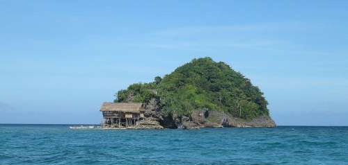 Island with house in the ocean in the Philippines free photo