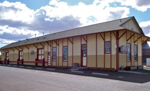 Lebanon Southern Pacific Railroad Depot in Oregon free photo