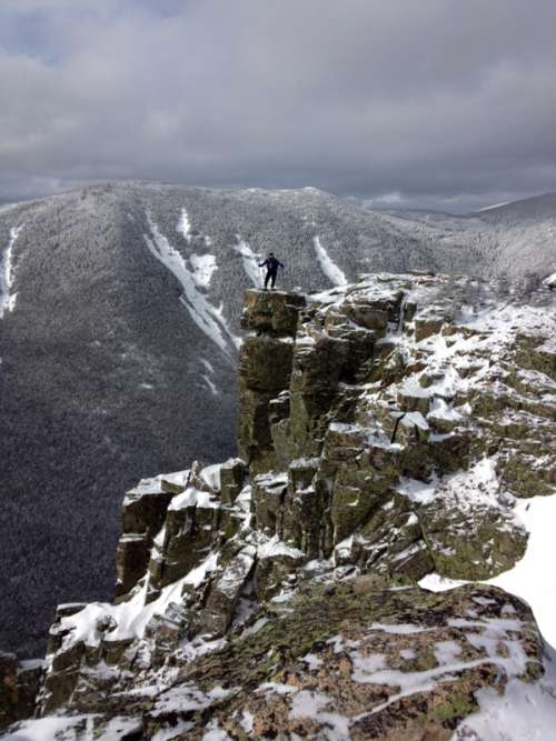 Man standing on the cliff in the white mountains landscape in New Hampshire free photo