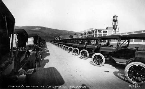 One day's output of 1917 Chevrolet automobiles in Oakland, California free photo