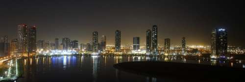 Panoramic view of the Al Khan Lagoon in Sharjah, United Arab Emirates free photo