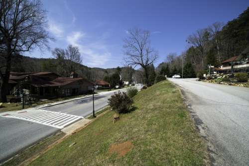 Road and driveway landscape in Helen, Georgia free photo