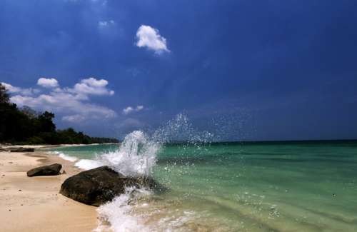 Seashore of the Indian ocean with waves crashing in India free photo