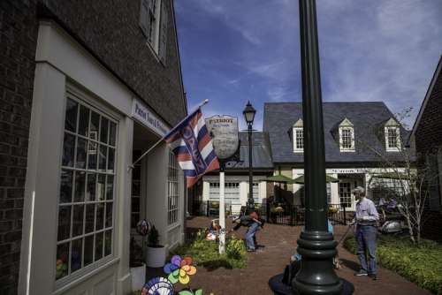 Small group of stores and houses in Yorktown, Virginia free photo