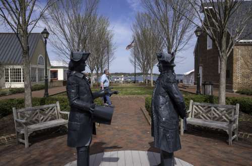 Statue of Two Colonial Gentlemen in Yorktown, Virginia free photo