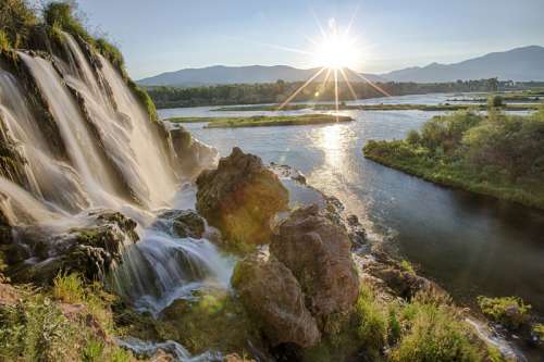 Sunlight and majestic waterfalls on the snake river in Idaho free photo