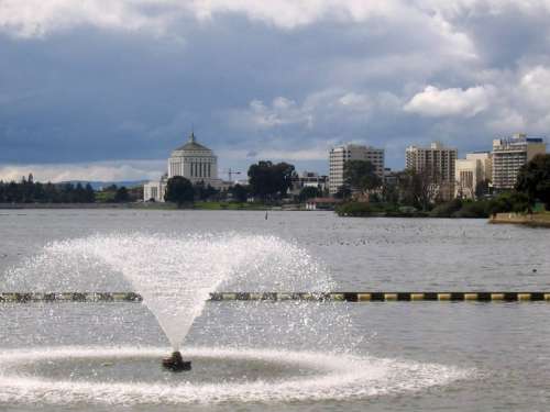 View of Lake Merritt and fountain in Oakland, California free photo