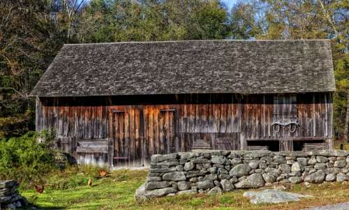 Wooden log cabin house in Connecticut free photo