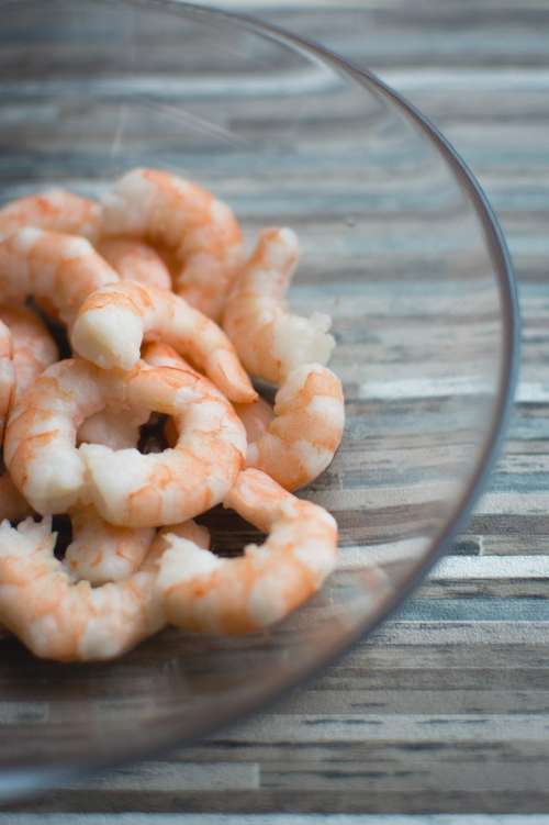 Unfrozen peeled shrimp