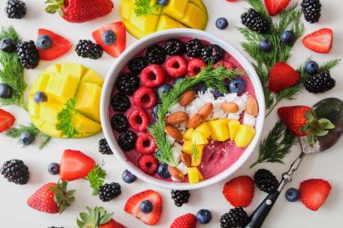 Smoothie bowl with almonds and fruit