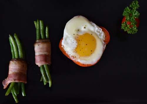 Egg, green beans, bacon and pepper