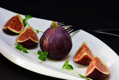 Fig with fig slices